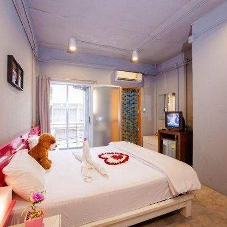 Oyo 292 The Oddy Hip Hotel Patong Esterno foto