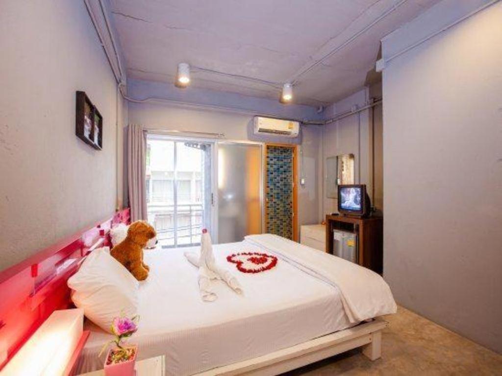 Oyo 292 The Oddy Hip Hotel Patong Esterno foto