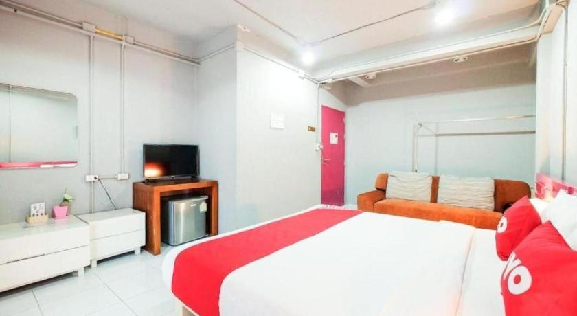 Oyo 292 The Oddy Hip Hotel Patong Esterno foto
