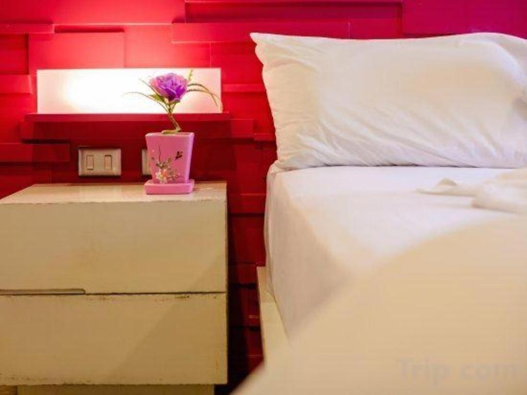 Oyo 292 The Oddy Hip Hotel Patong Esterno foto