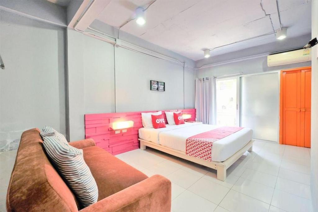 Oyo 292 The Oddy Hip Hotel Patong Esterno foto