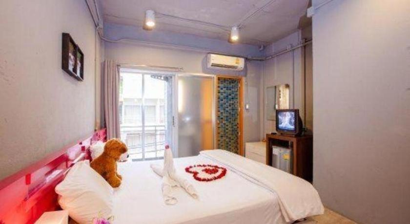 Oyo 292 The Oddy Hip Hotel Patong Esterno foto